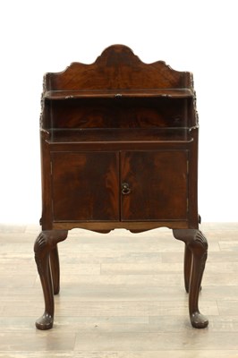 Lot 289 - A 20TH CENTURY QUEEN ANNE STYLE FIGURED MAHOGANY BEDSIDE CABINET