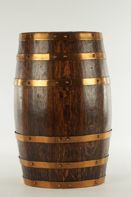 Lot 597 - AN EARLY 20TH CENTURY COOPERED BRASS MOUNTED OAK BARREL STICK STAND