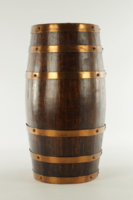 Lot 597 - AN EARLY 20TH CENTURY COOPERED BRASS MOUNTED OAK BARREL STICK STAND
