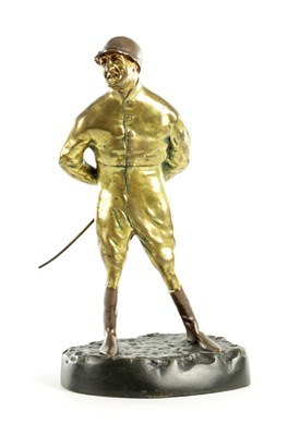 Lot 1034 - AN EARLY 20TH CENTURY FRENCH GILT AND PATINATED BRONZE FIGURE OF A JOCKEY