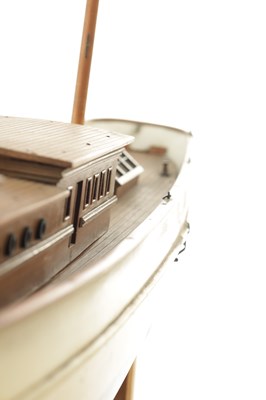 Lot 639 - AN EARLY 20TH CENTURY WOODEN POND YACHT