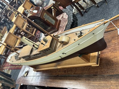 Lot 639 - AN EARLY 20TH CENTURY WOODEN POND YACHT