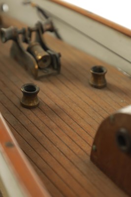 Lot 639 - AN EARLY 20TH CENTURY WOODEN POND YACHT