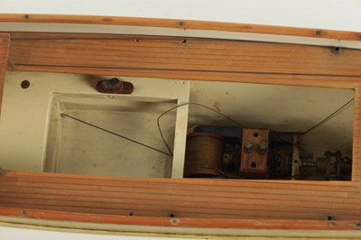 Lot 639 - AN EARLY 20TH CENTURY WOODEN POND YACHT