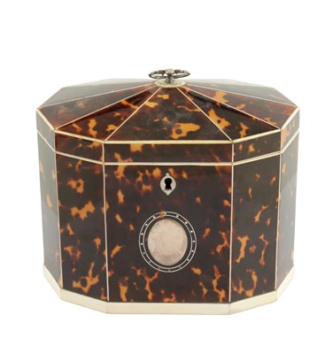 Lot 702 - A FINE GEORGE III TORTOISHELL, IVORY AND SILVER MOUNTED TENT TOP TEA CADDY
