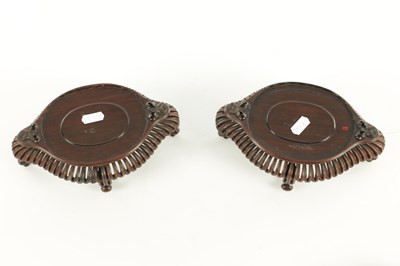 Lot 138 - A PAIR OF LATE QING DYNASTY CHINESE JADE DISHES ON STANDS