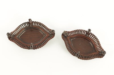 Lot 138 - A PAIR OF LATE QING DYNASTY CHINESE JADE DISHES ON STANDS