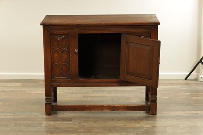 Lot 320 - A 20TH CENTURY TUDOR STYLE OAK LIVERY CUPBOARD