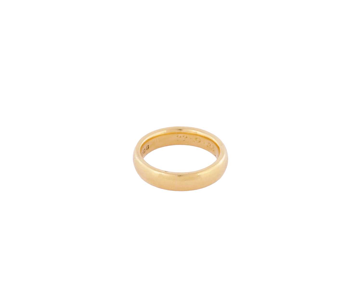 Lot 414 - A 22CT YELLOW GOLD RING
