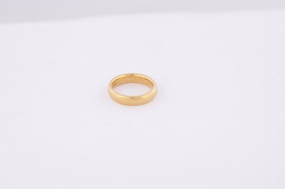 Lot 414 - A 22CT YELLOW GOLD RING