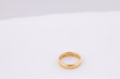 Lot 414 - A 22CT YELLOW GOLD RING