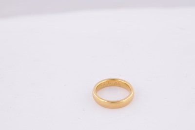 Lot 414 - A 22CT YELLOW GOLD RING