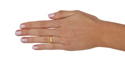 Lot 414 - A 22CT YELLOW GOLD RING