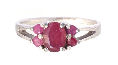 Lot 1690 - A LADIES SILVER GARNET RING