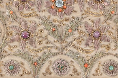 Lot 581 - A 20TH CENTURY SILK AND METAL THREAD EMBROIDERED LADIES HANDBAG