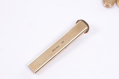 Lot 197 - A COLLECTION OF 9CT GOLD ITEMS