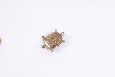 Lot 197 - A COLLECTION OF 9CT GOLD ITEMS