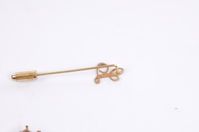 Lot 197 - A COLLECTION OF 9CT GOLD ITEMS