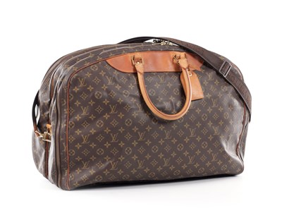 Lot 187 - A LARGE AND GENUINE LOUIS VUITTON TRAVEL BAG