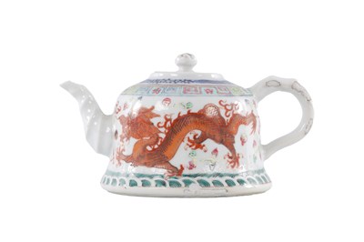 Lot 52 - AN 18TH CENTURY CHINESE QIAN LONG PORCELAIN TEAPOT