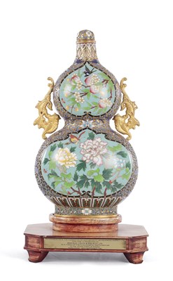 Lot 592 - A 20TH CENTURY CHINESE CLOSOINNE DOUBLE GOURD VASE