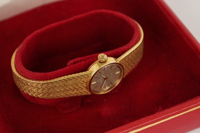 Lot 317 - A LADIES 18CT YELLOW GOLD OMEGA DE VILLE WRISTWATCH
