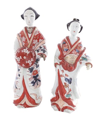 Lot 55 - A PAIR OF LATE 17TH / EARLY 18TH CENTURY JAPANESE IMARI FIGURES OF BIJIN