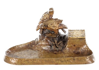 Lot 1104 - AN EARLY 20TH 20TH CENTURY GILT BRONZE PEN AND INK STAND