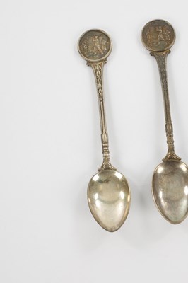 Lot 382 - A SET OF EIGHT SILVER GOLFING TEASPOONS