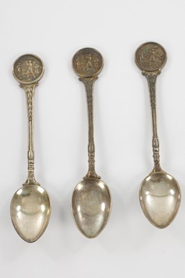 Lot 382 - A SET OF EIGHT SILVER GOLFING TEASPOONS
