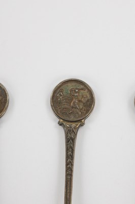 Lot 382 - A SET OF EIGHT SILVER GOLFING TEASPOONS