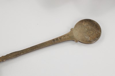 Lot 382 - A SET OF EIGHT SILVER GOLFING TEASPOONS