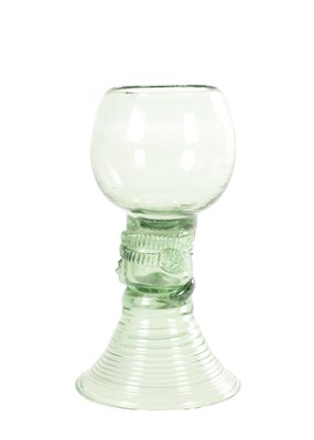 Lot 2 - A 17TH/18TH CENTURY ROMER EUROPEAN GLASS WINE GOBLET