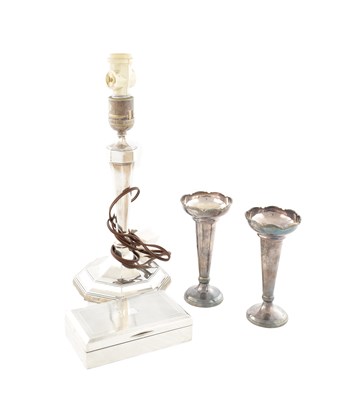 Lot 109 - A COLLECTION OF SILVER ITEMS INCLUDING A GEORGE V SILVER TABLE LAMP