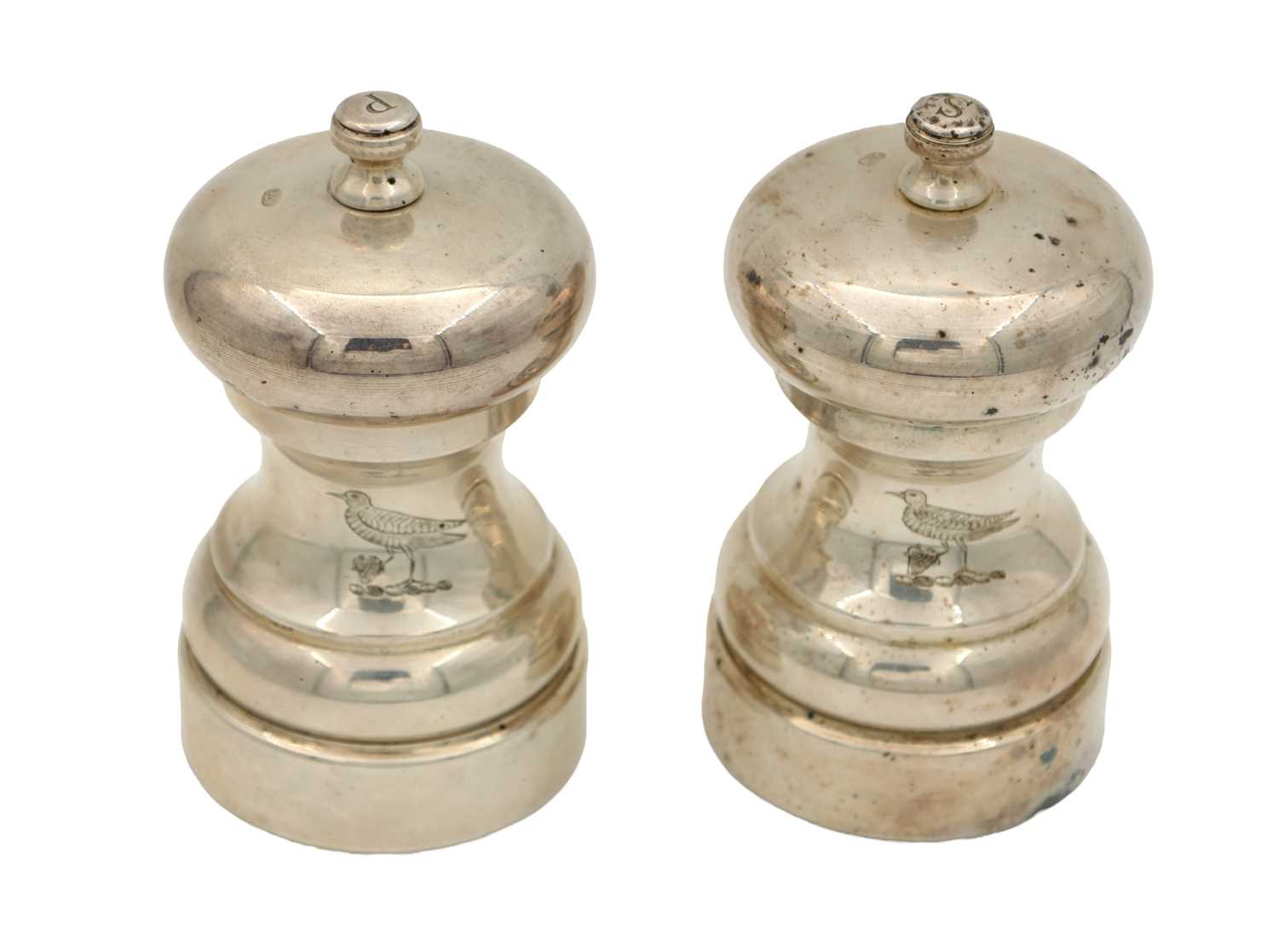 Lot 149 - A GOOD QUALITY PAIR OF SOLID SILVER SALT AND PEPPER MILLS
