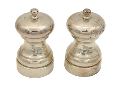 Lot 149 - A GOOD QUALITY PAIR OF SOLID SILVER SALT AND PEPPER MILLS