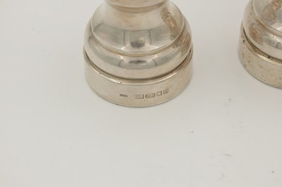Lot 149 - A GOOD QUALITY PAIR OF SOLID SILVER SALT AND PEPPER MILLS