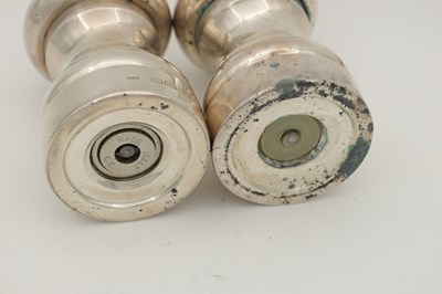 Lot 149 - A GOOD QUALITY PAIR OF SOLID SILVER SALT AND PEPPER MILLS