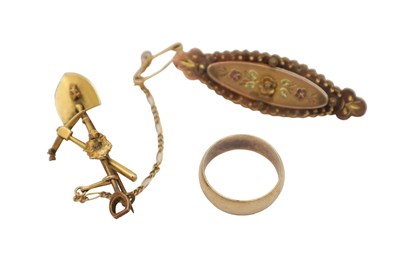 Lot 397 - TWO 9CT GOLD BROOCHES AND A 9CT GOLD WEDDING BAND