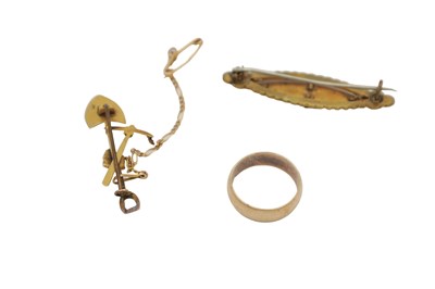 Lot 397 - TWO 9CT GOLD BROOCHES AND A 9CT GOLD WEDDING BAND