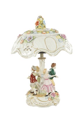 Lot 76 - A 20TH CENTURY DRESDEN TABLE LAMP