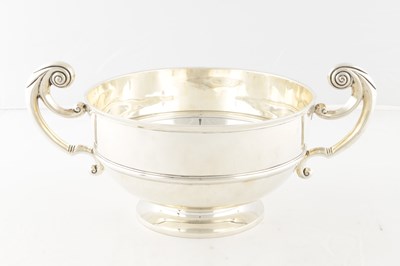 Lot 117 - A LARGE GEORGE V SILVER TWO HANDLED PRESENTATION BOWL