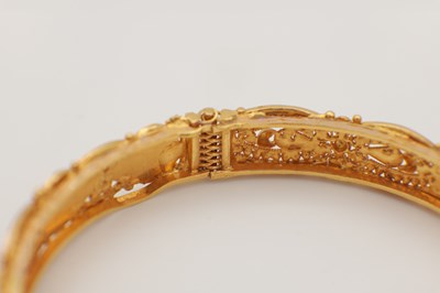 Lot 303 - A 21CT GOLD AND ENAMEL BRACELET