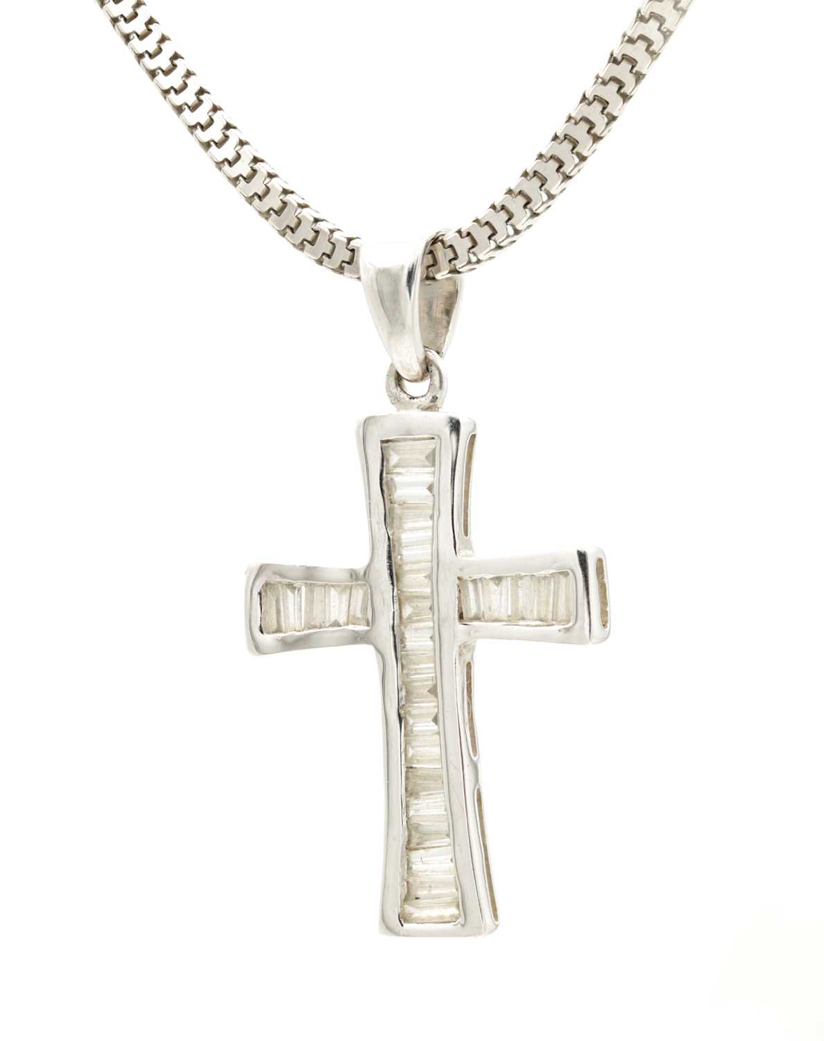 Lot 406 - A 20TH CENTURY 18CT WHITE GOLD AND DIAMOND CROSS PENDANT NECKLACE