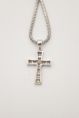 Lot 406 - A 20TH CENTURY 18CT WHITE GOLD AND DIAMOND CROSS PENDANT NECKLACE