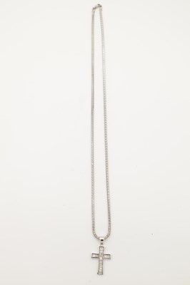 Lot 406 - A 20TH CENTURY 18CT WHITE GOLD AND DIAMOND CROSS PENDANT NECKLACE