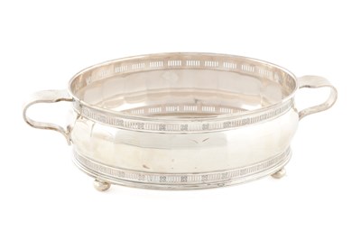 Lot 78 - A 20TH CENTURY SILVER HANDLED SERVING DISH