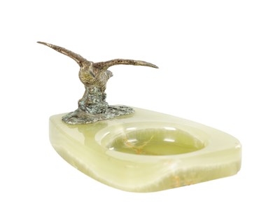 Lot 1077 - ATT. FRANZ BERGMAN. A 20TH CENTURY AUSTRIAN COLD PAINTED BRONZE AND ONYX DESK TIDY