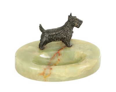 Lot 1067 - ATT. FRANZ BERGMAN. A 20TH CENTURY AUSTRIAN COLD PAINTED BRONZE AND ONYX DESK TIDY