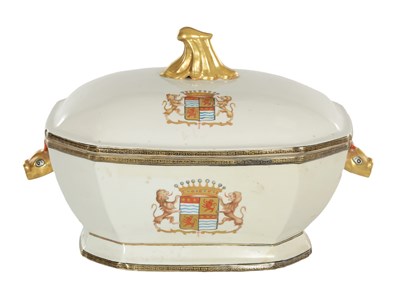 Lot 574 - A CHINESE CHIEN LUNG PERIOD ARMORIAL PORCELAIN TUREEN AND COVER